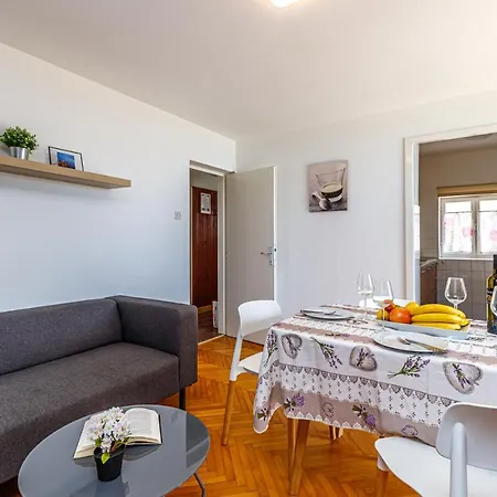 阿尔马雷公寓 罗维尼