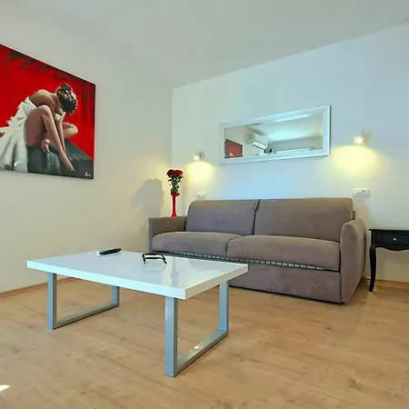 阿尔马雷公寓 *